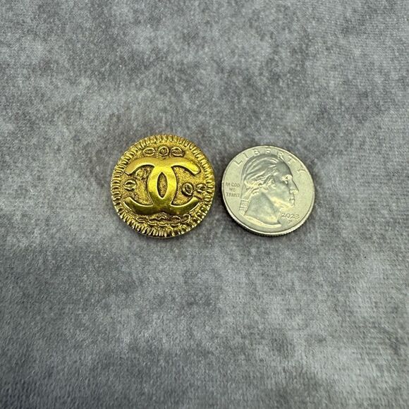 CHANEL Round CC Logo Earrings Clip-on Gold Plated Metal Vintage 97P Authentic - Picture 11 of 12